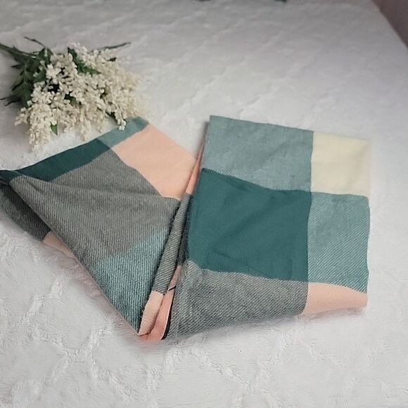 ‎INFINITY SCARF With Zippered Pockets... Super Soft! - Picture 1 of 4